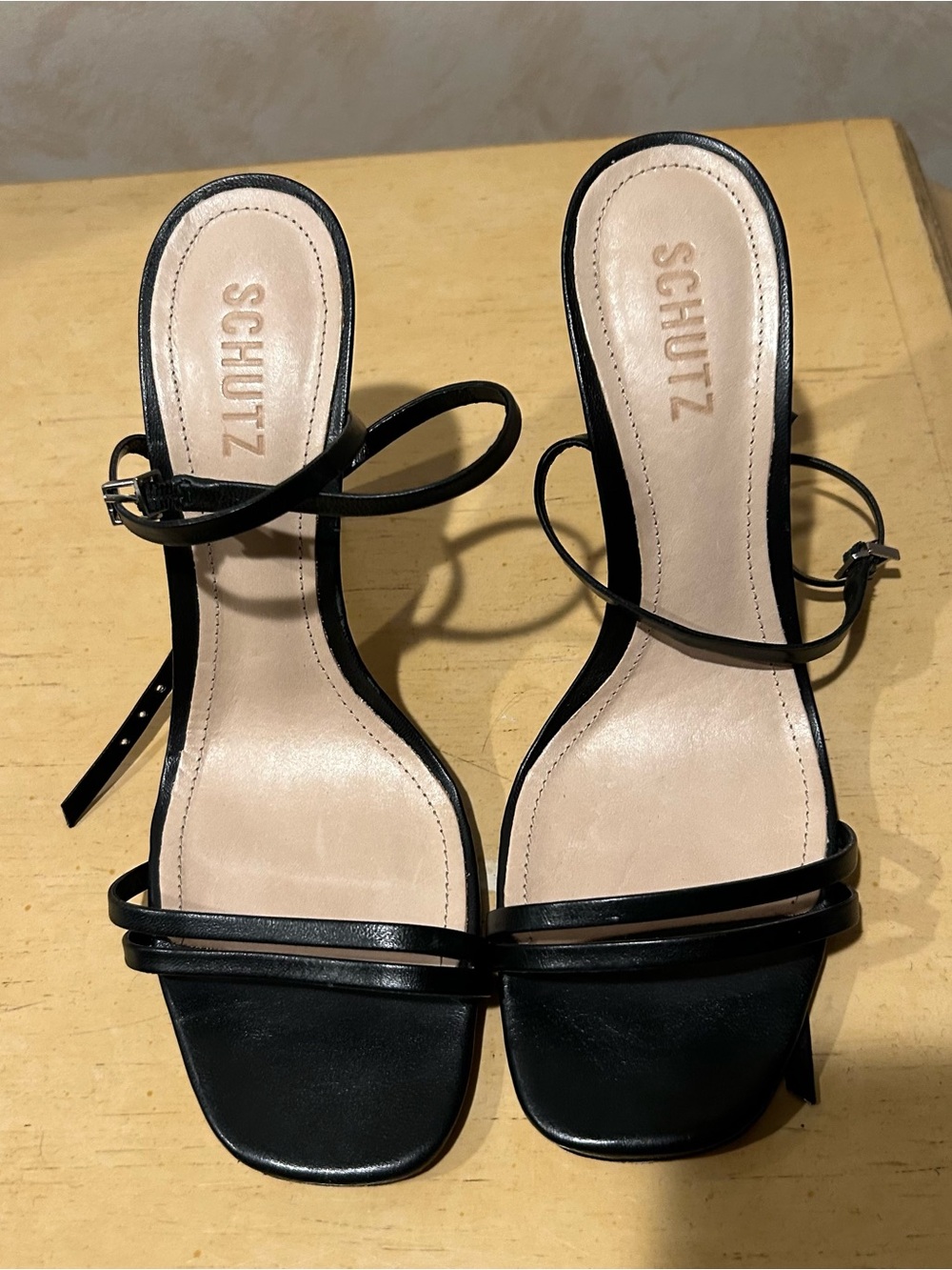 Schutz womens black leather Altima sandal in size 8.5